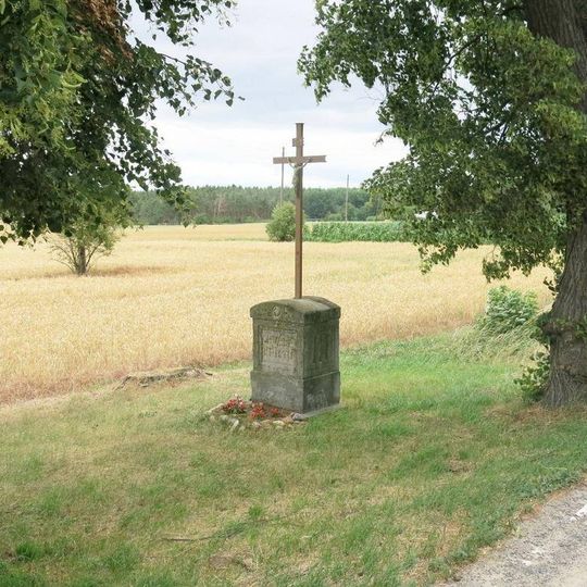 Kříž u silnice k hřbitovu v Bechlíně