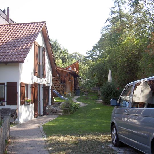 Mauer- und Grabenrest