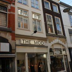 Pand met aan de wijnhaven afgeknotte trapgevel met ontlastingsbogen en oude kozijnen