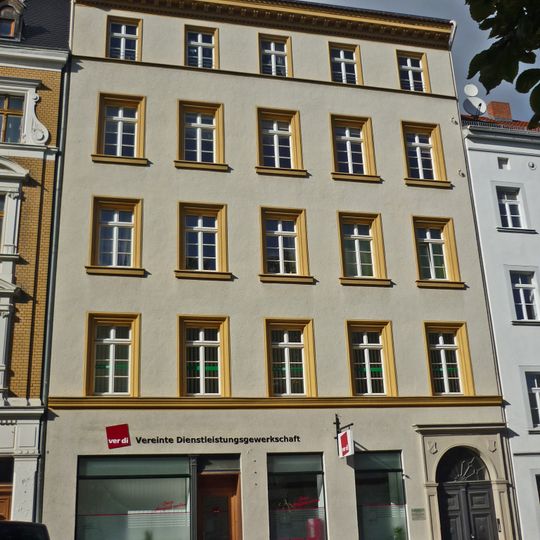 Wohnhaus in geschlossener Bebauung, mit Laden mit originaler Front Elisabethstraße 17