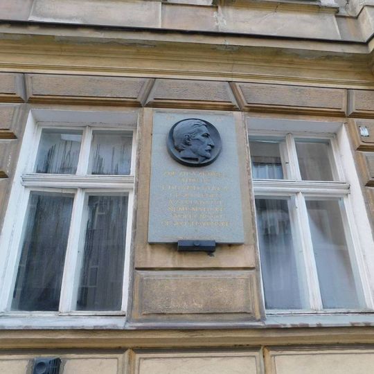 Pamětní deska Eduarda Fialy na domě Plavecká 1666/9 v Praze