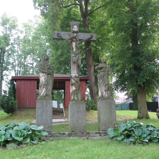 Kříž se sochami v Dobré Vodě