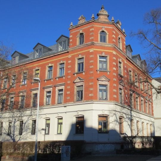 Mietshaus in offener Bebauung in Ecklage, mit Vorgarten Florastraße 12a