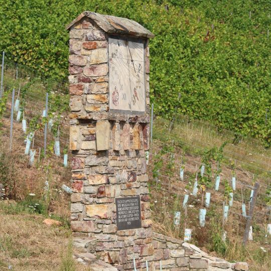 Sonnenuhr im Weinberg, von Adam Winter