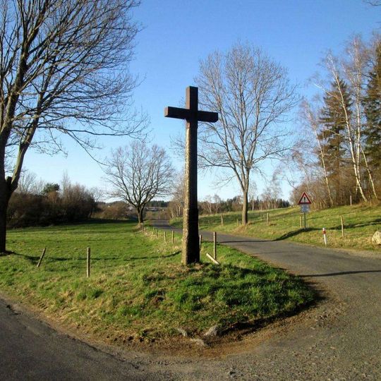 Kříž u křižovatky severozápadně od Mlázov