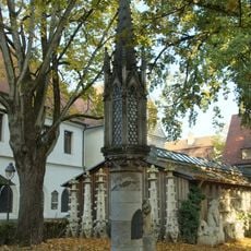 Ehemaliger Domfriedhof anstelle des romanischen Vorgängerdoms