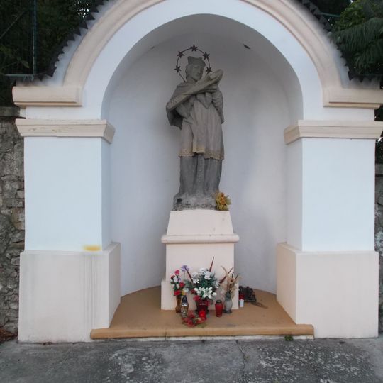 Kaštieľ Horovce, kaplnka prícestná so sochou