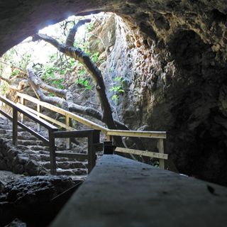Ha-Teomim cave