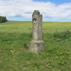 Kříž u zaniklé kaple v polích západně od Chotěbudic