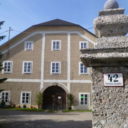 Nonnberghof mit Nebengebäuden und Ummauerung