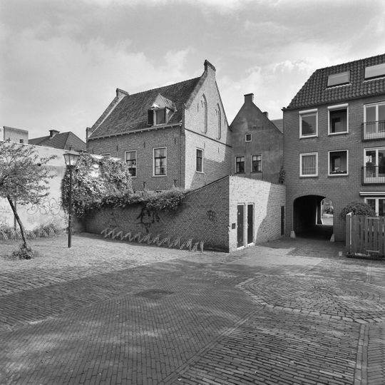 Pand onder schilddak