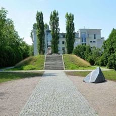 Miła 18