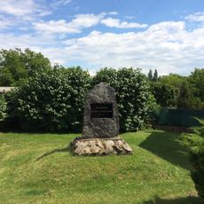 Pomník obětem 2. světové války u obecního úřadu v Mratíně