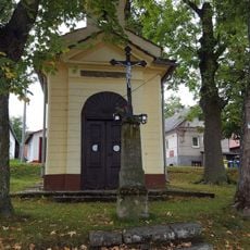 Kříž před kaplí v Křešíně