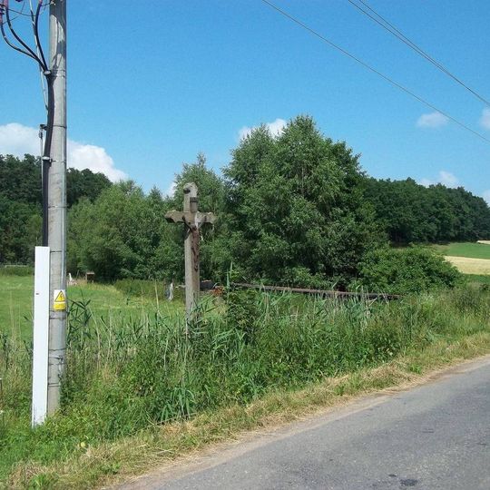 Kříž východně od Lučkovic