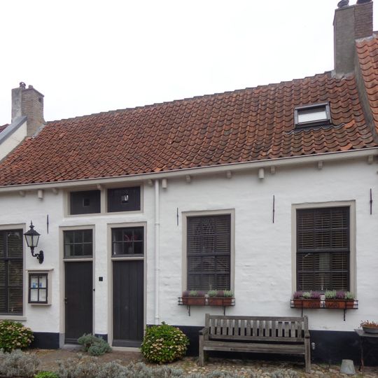 Klein dwarshuis onder zadeldak tussen puntgevels