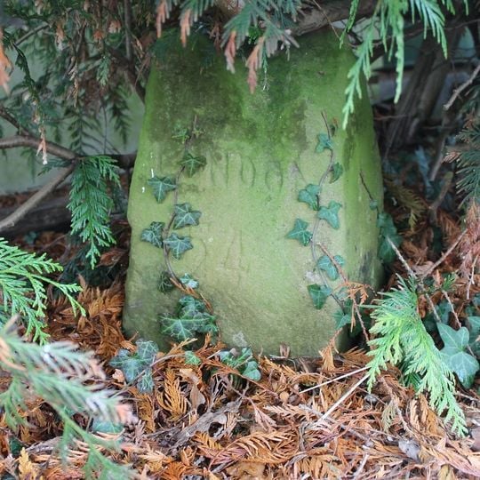 Milestone, Farm drive to Little Hickbush, just before house