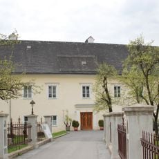 Pfarrhof, Stadtmauer und Wehrgraben