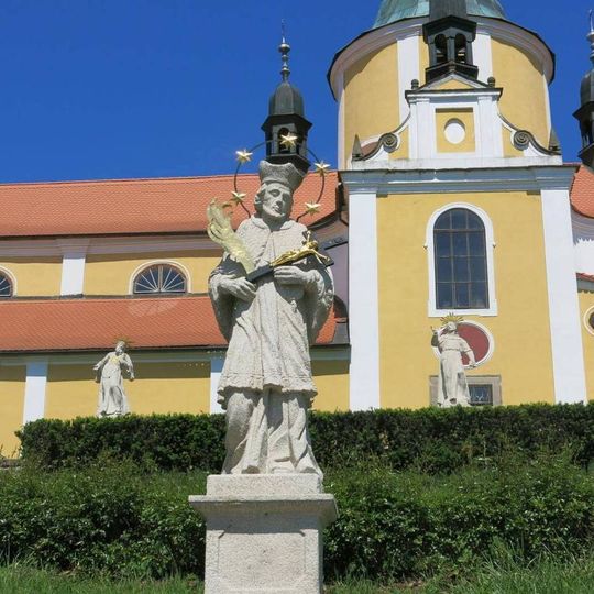 Socha svatého Jana Nepomuckého na schodišti ke kostelu Nanebevzetí v Chlumu u Třeboně
