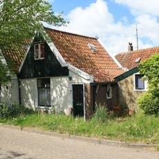 Zeer klein vissershuisje met gaaf houten voorschot