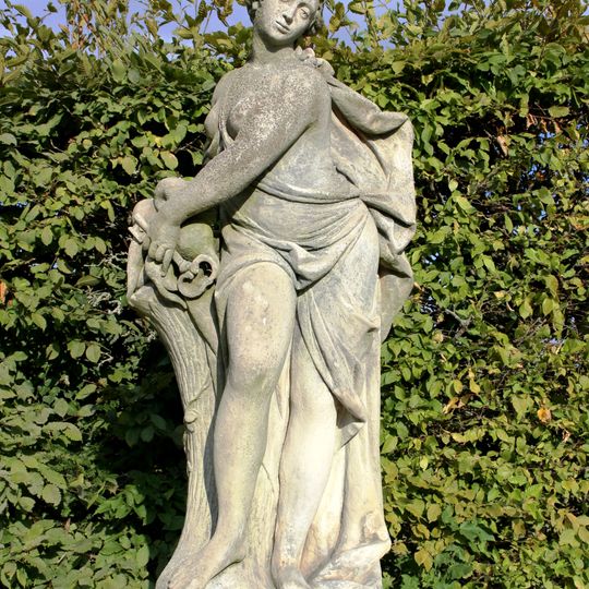 Socha bohyně Gaia v zahradě zámku v Lysé nad Labem