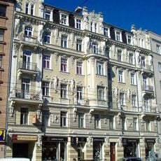 Īres nams ar veikaliem