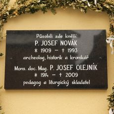 Pamětní deska Josefa Nováka a Josefa Olejníka v Moravičanech na zdi kostela