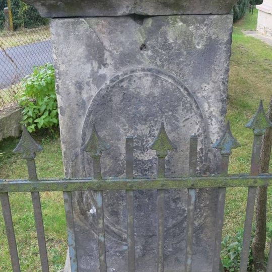 Podstavec ulomeného kříže u domu Dukelských hrdinů 390 v České Kamenici