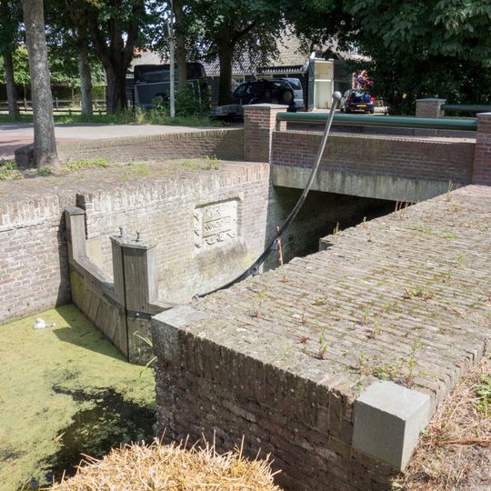 Schutsluisje bij de Oosterweg. Sluis, blijkens een jaartalsteen in cartouche
