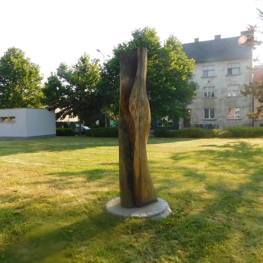 Plastika Dívka před nádražím v Otrokovicích