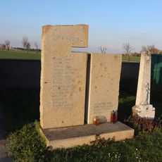 Památník obětem 1. sv. války a těm, kteří nesouhlasili s komunistickým režimem v Domamili