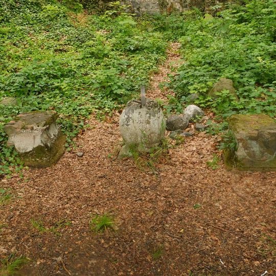 Sochy před Teatronem v zámeckém parku ve Valči