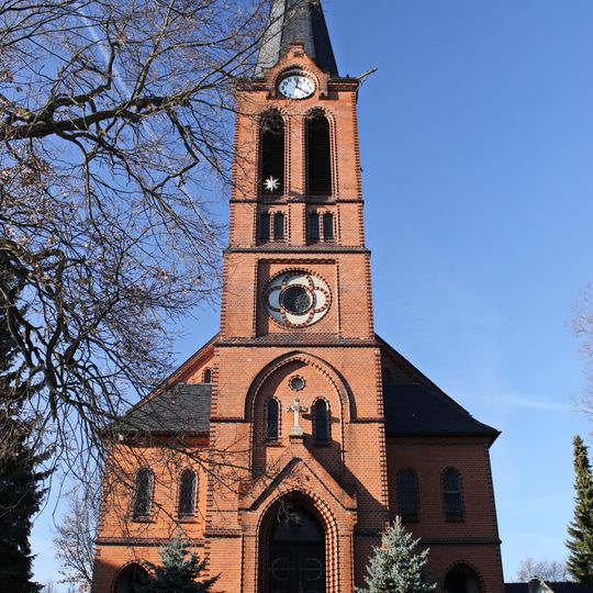 Sachgesamtheit Dorfkirche und Kirchhof Dorfchemnitz mit folgenden Einzeldenkmalen: Kirche, Einfriedung, Plastik, OdF-Grabmal und Grabplatten an der äußeren Nordwand der Kirche , dazu der Kirchhof mit Linden