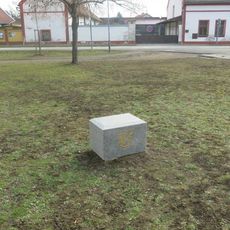 Pamětní kámen lípy svobody na návsi v Obříství