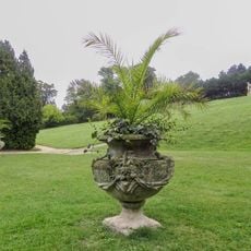 Kamenná váza ve Valticích v zámeckém parku (2)