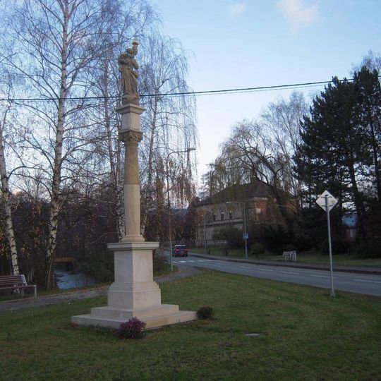 Sloup se sochou Panny Marie ve středu Dolní Dlouhé Loučky