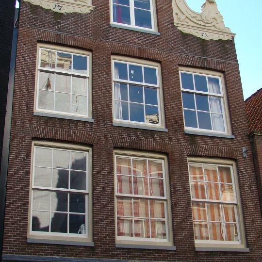 Pand met halsgevel met gedeelde vleugelstukken