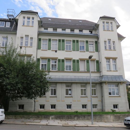 Mietshaus in halboffener Bebauung mit Vorgarten Terrassenstraße 26