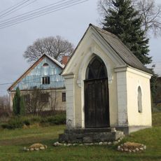 Kaplička u hlavní silnice ve středu Velké Šťáhle