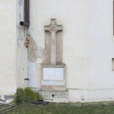 Kříž na zdi kostela svatého Jiří v Nymburku