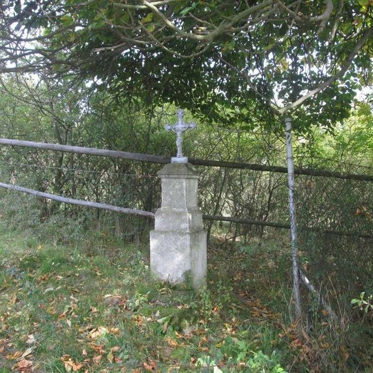 Kříž východně od Dolní Bělé