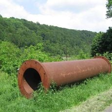 Replika segmentu "babylónského děla" při komunikaci a trati v údolí Tiché Orlice východně od Brandýsa nad Orlicí