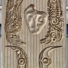 Reliéf na domě s pečovatelskou službou