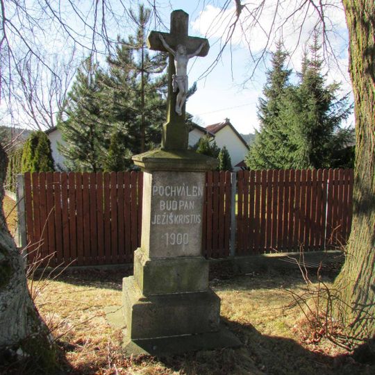 Kříž ve východní části Hříběcí u zemědělských staveb