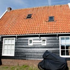 Houten huis in het verlengde van het vorige