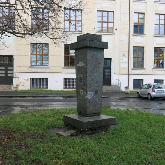 Pomník nejasného účelu v ulici Jiřího z Poděbrad v Trnovanech