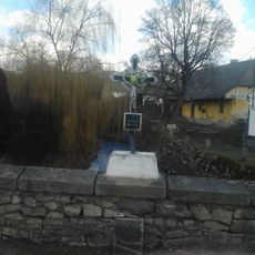 Kříž na mostě přes Nezdický potok v Žichovicích