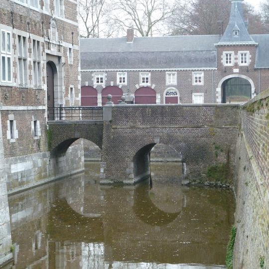 Kasteel Eijsden: borstwering, brug, keermuur