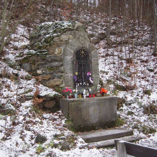 Kaplička Panny Marie u naučné stezky v Karlově Studánce