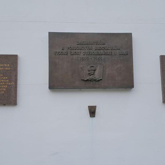 Pamětní deska prvním přednášejícím na Veterinární universitě v Brně